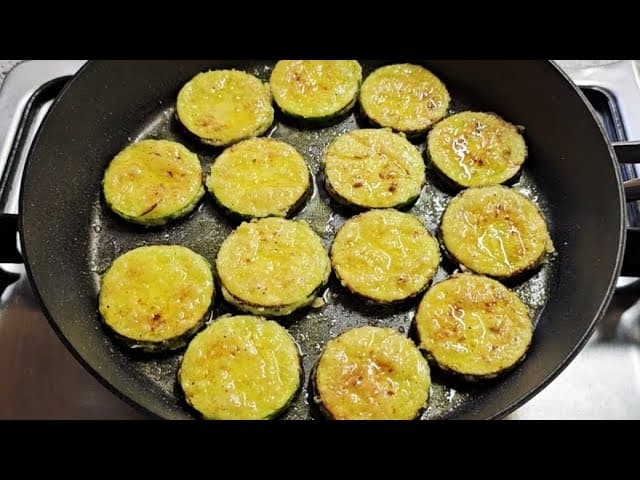 숙주볶음을 곁들인 애호박전