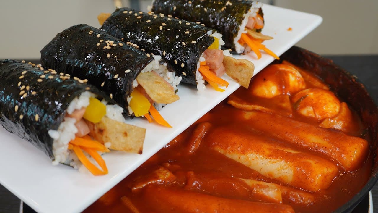 가래떡 떡볶이와 날치알 꼬마김밥