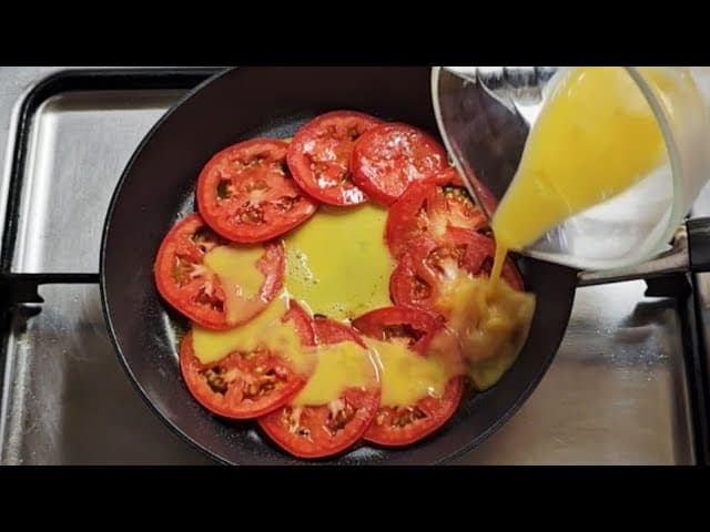 토마토 계란 팬케이크와 양배추 코슬로우