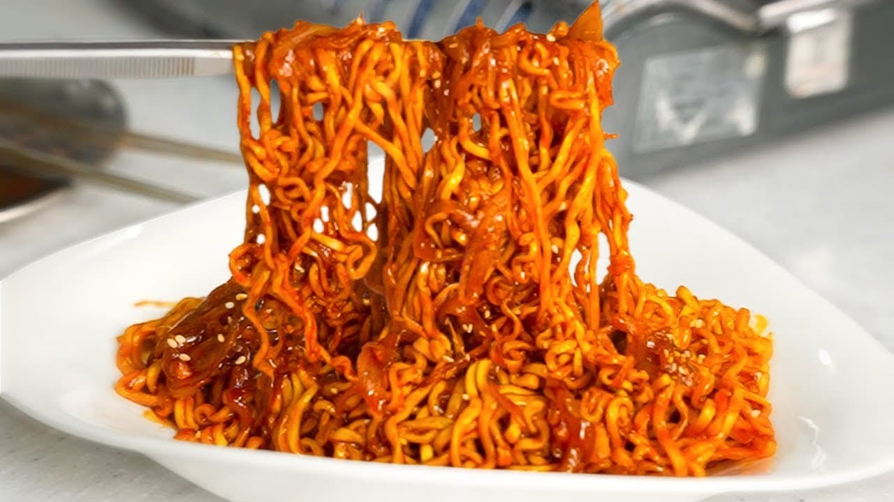 양파 불닭볶음면 (라볶이 스타일)