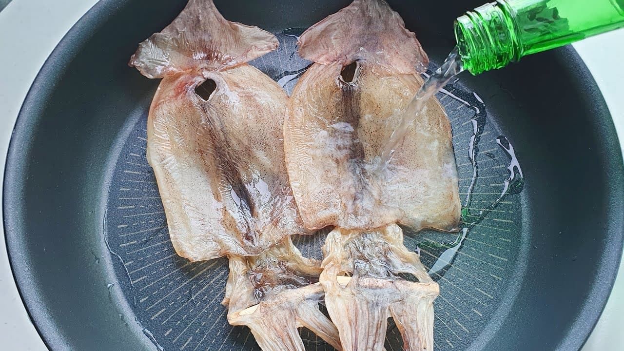 부드러운 마른 오징어 구이