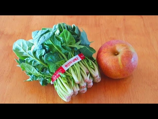 시금치 사과 무침과 샐러드