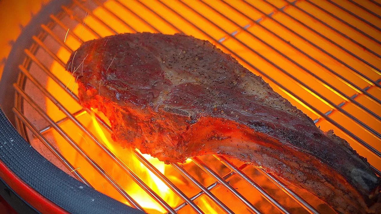 캠핑 토마호크 스테이크와 통삼겹 번트엔즈