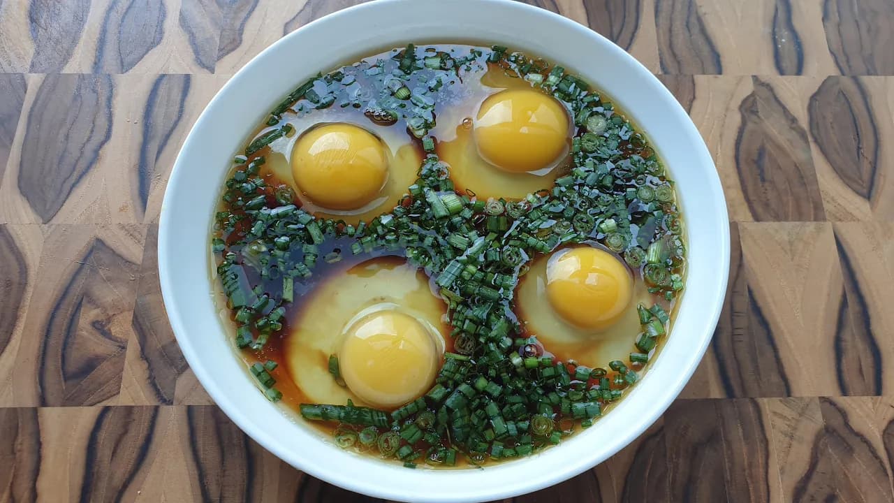 채소 소스를 곁들인 특별한 계란찜