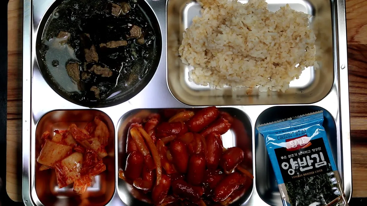 소세지 야채볶음과 소고기 미역국