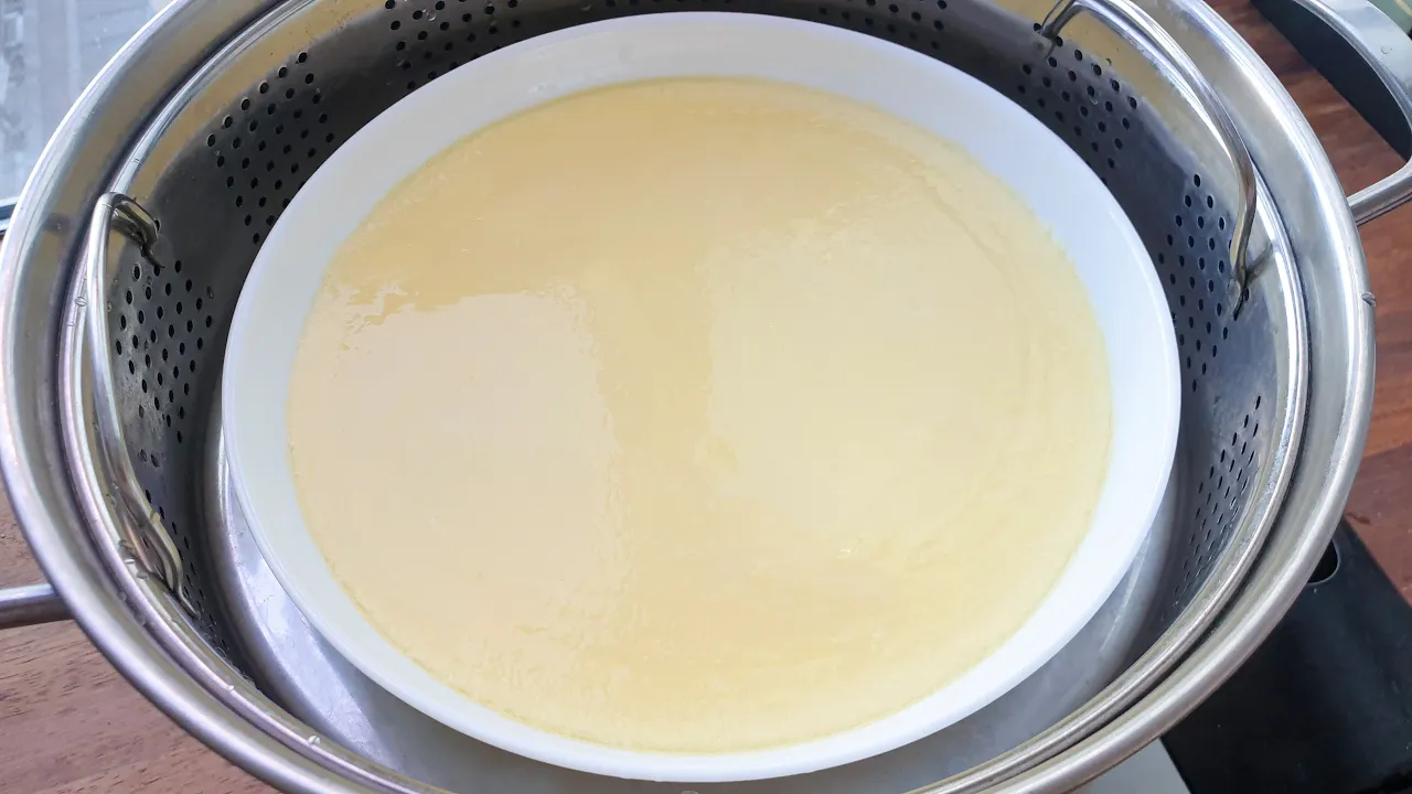 고기 소스를 곁들인 푸딩 계란찜