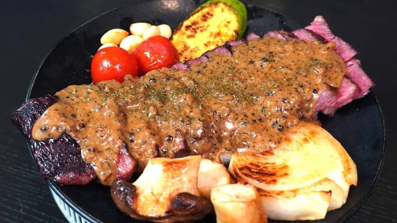 냉동 스테이크와 페퍼콘 소스