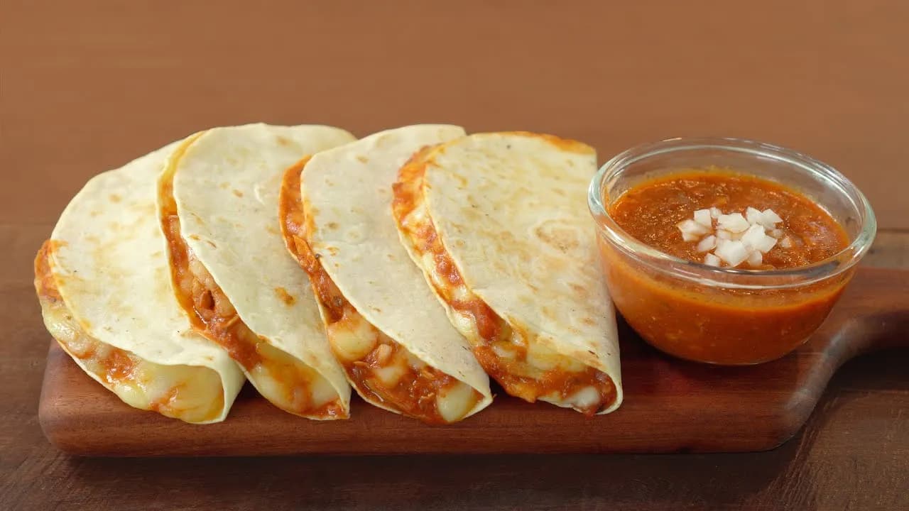 매콤한 치킨 퀘사 타코