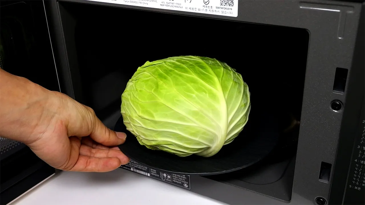 참치 쌈장을 곁들인 찐 양배추쌈