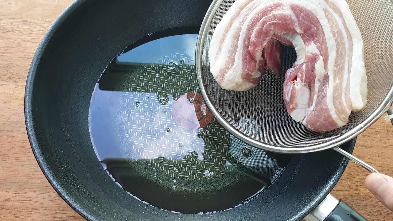 무껍 (태국식 튀김 삼겹살)