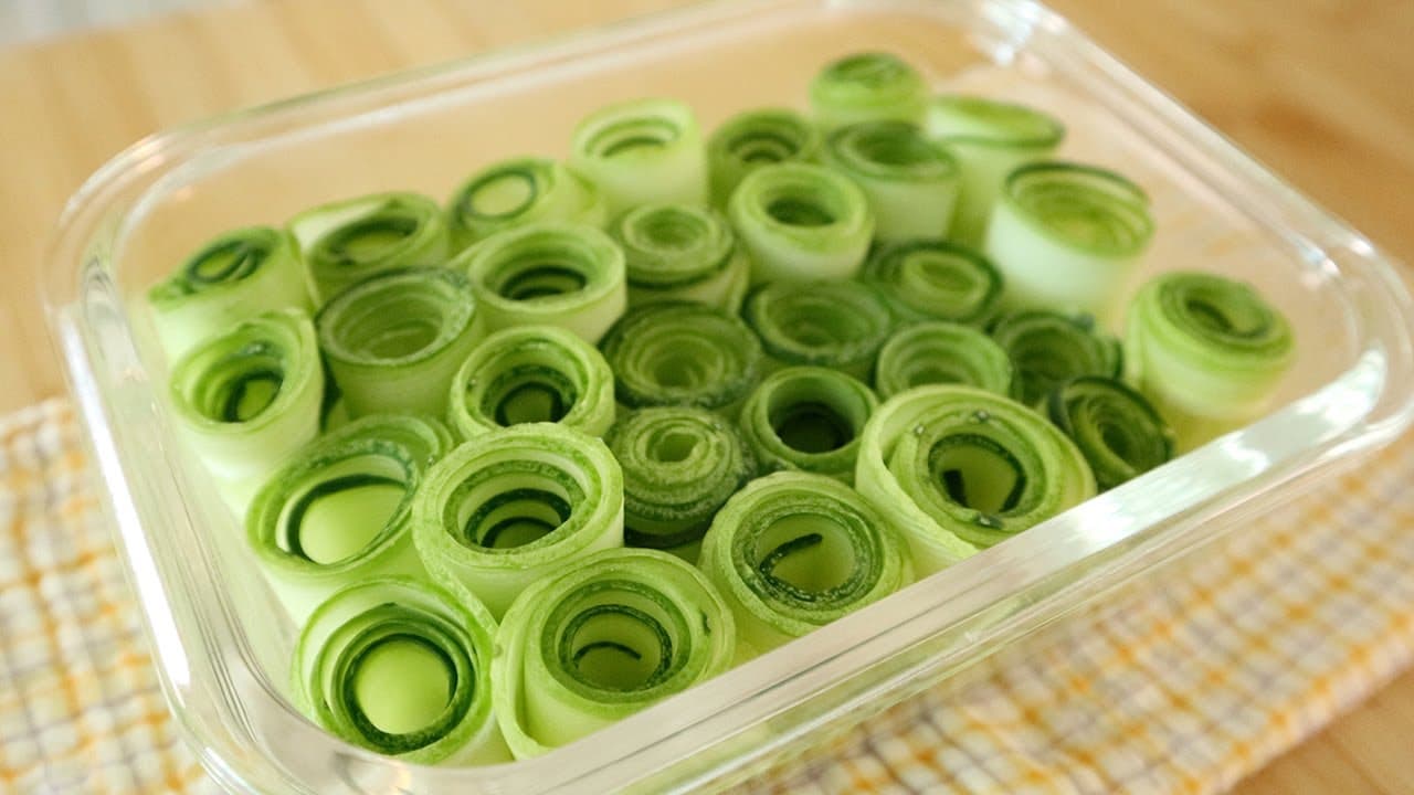 매콤 오이롤 무침