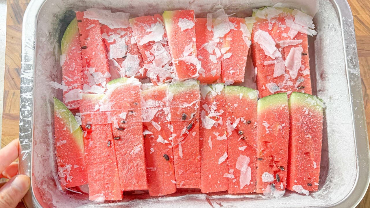 냉동 수박 슬러시와 요거트 수박 스무디