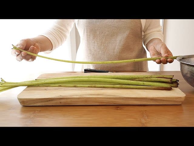 머위대 들깨볶음