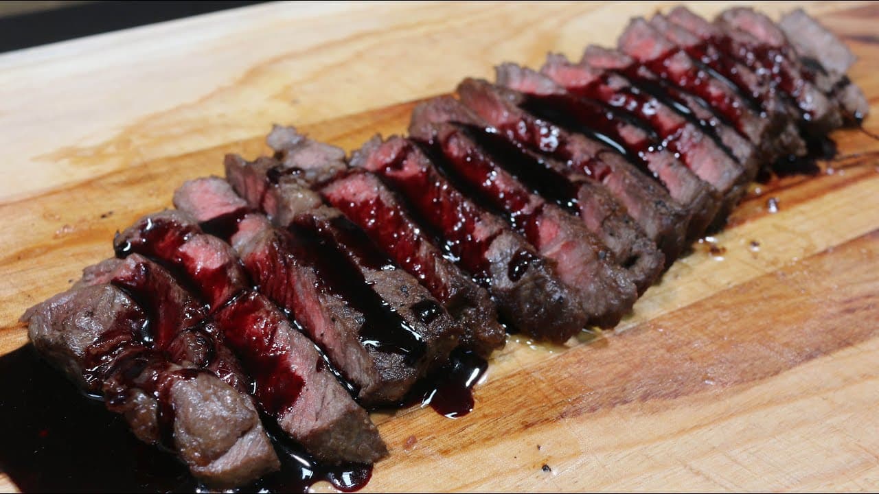 채끝 스테이크와 레드와인 소스