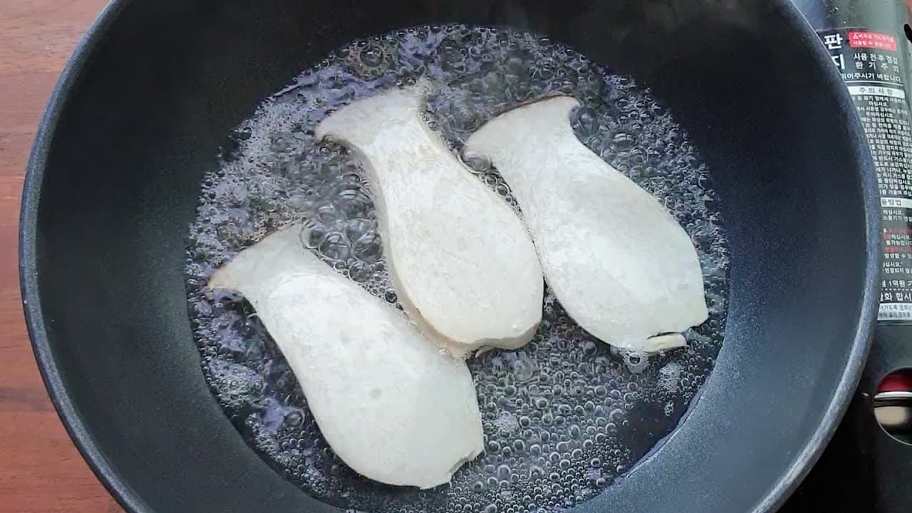 새송이버섯 땅콩기름 무침