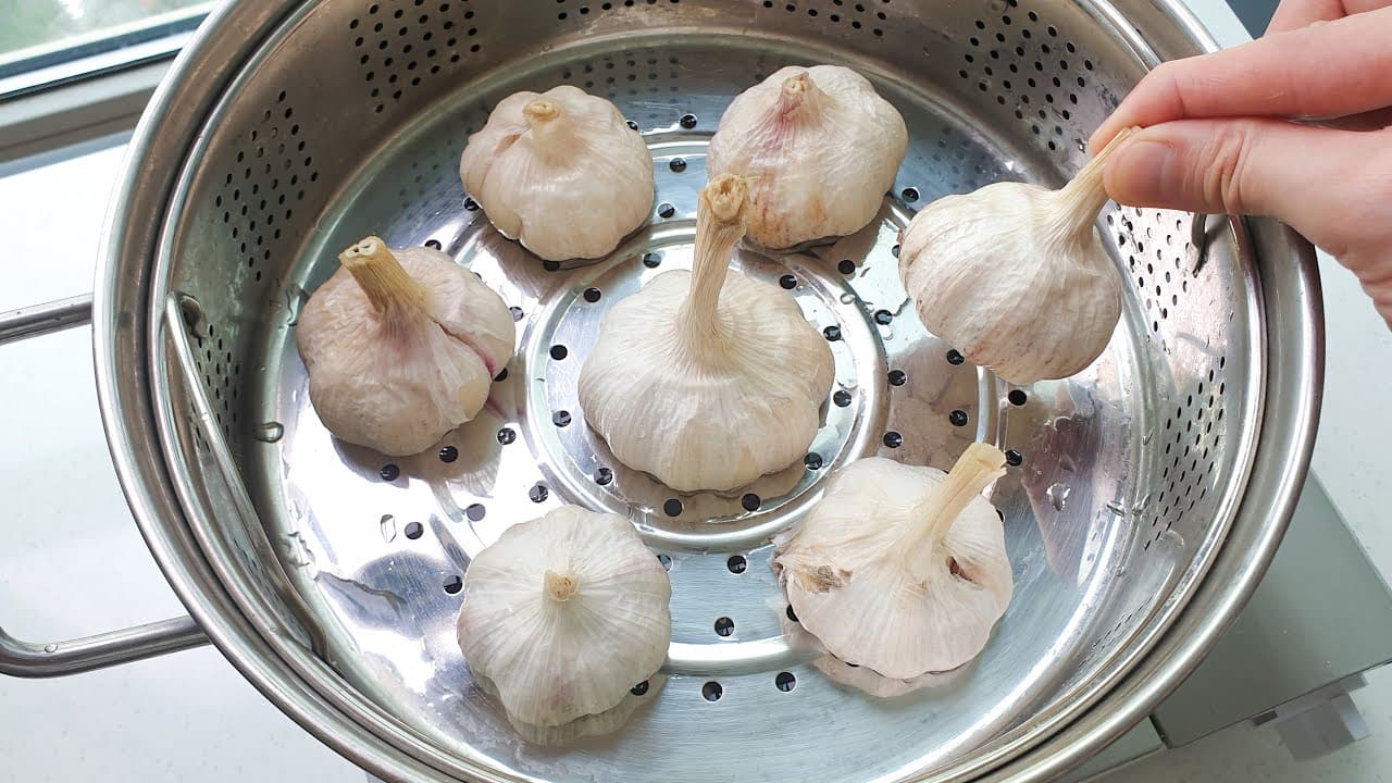 마늘 치즈 토스트와 찐마늘