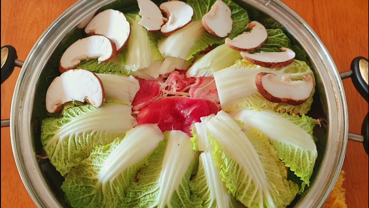 돼지고기 봄동 채소찜